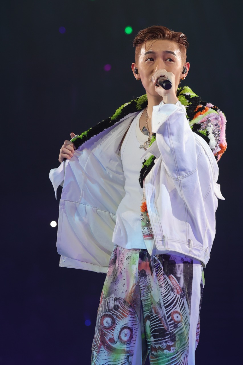 MC雖然沒有在演唱會上騷肌，但在播放片段中身穿背心騷麒麟臂和紋身，又自嘲在別人眼中是Playboy、MK仔和矮。